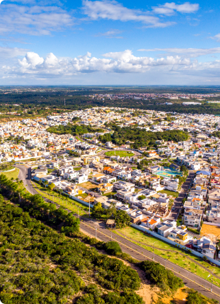 Vista aérea de loteamento planejado com ruas e terrenos